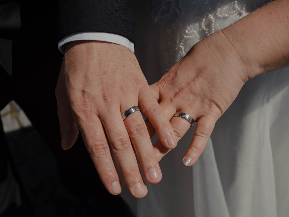 primer plano de los anillos de los novios