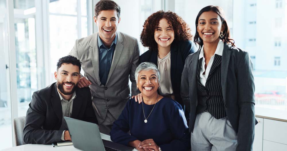 un grupo de profesionales diversos