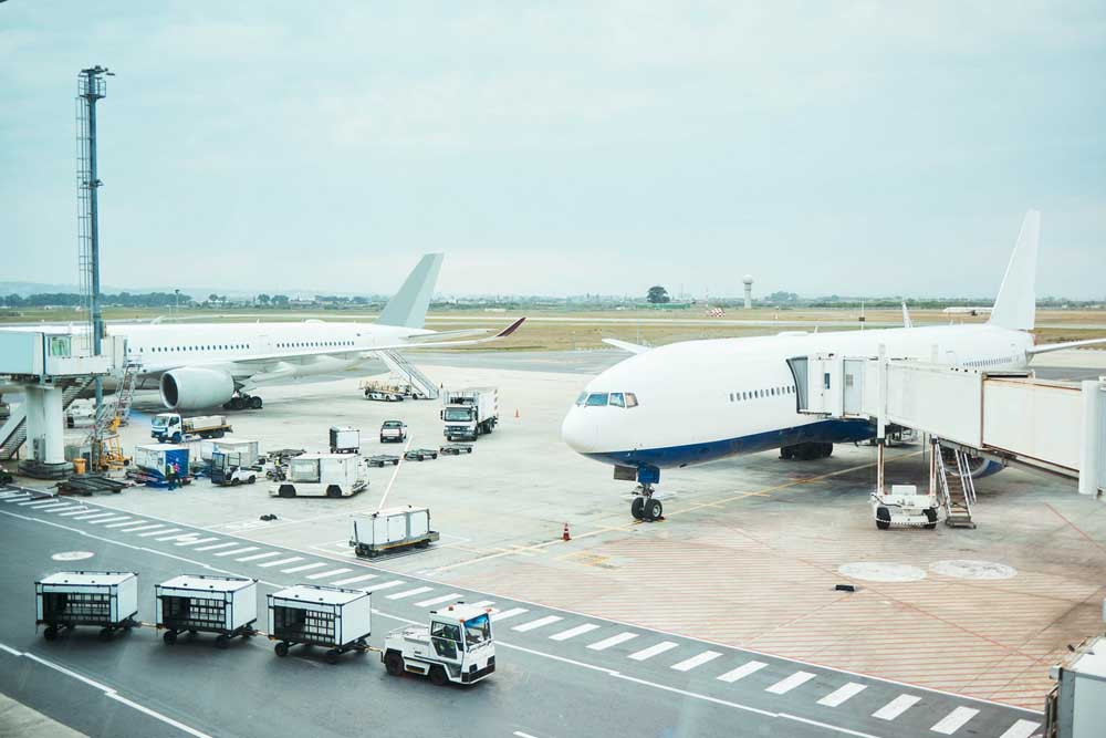 imágenes de terminales de aeropuerto, puertas de embarque o vuelos internacionales